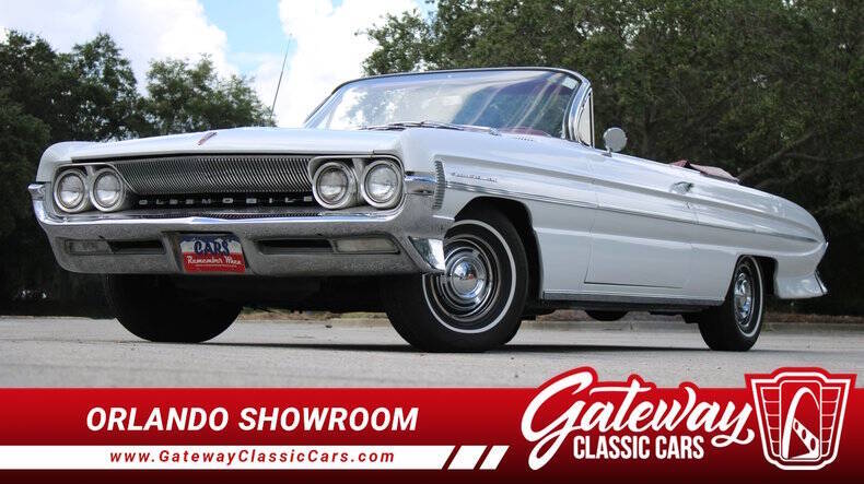 Oldsmobile-Super-88-1961-White-Red