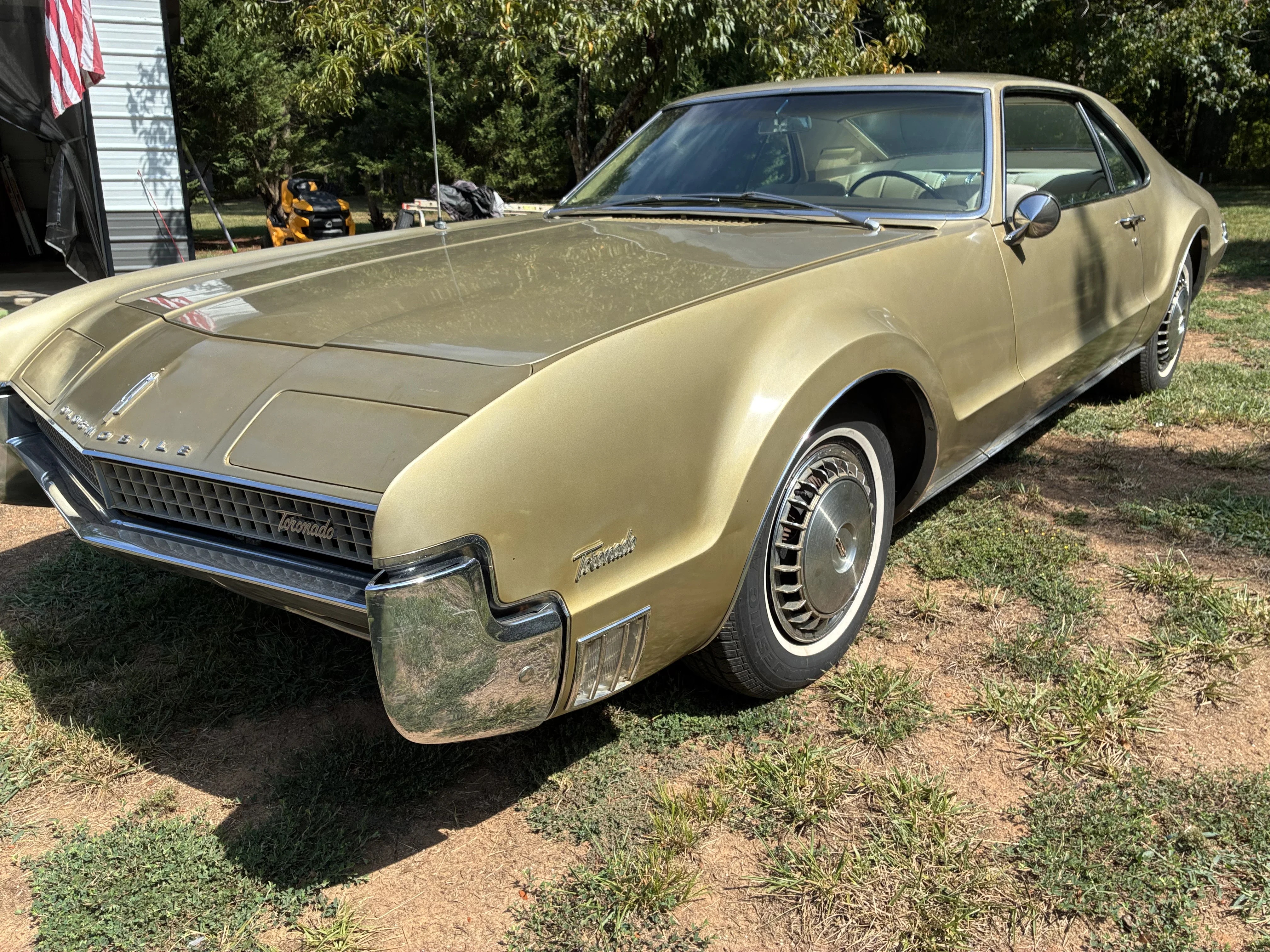 Oldsmobile-Toronado-brougham-1967-Gold-Off-White