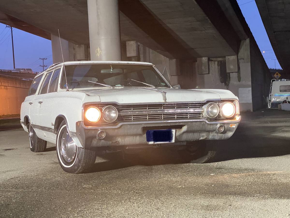 Oldsmobile-Vista-cruiser-1965-White