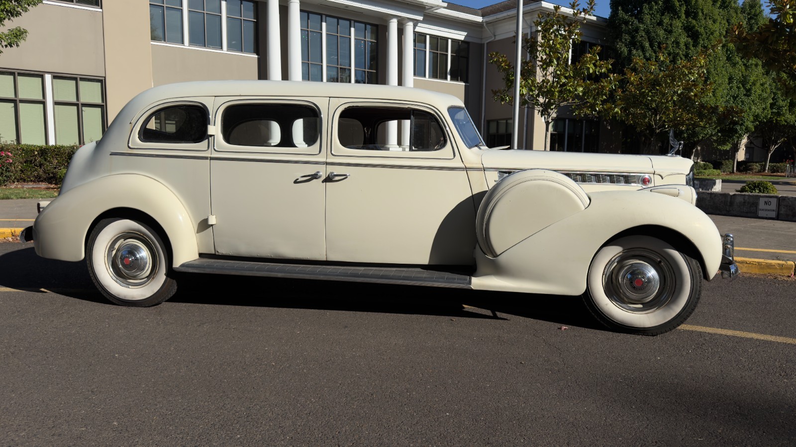 Packard-160-1940-Limousine-Tan