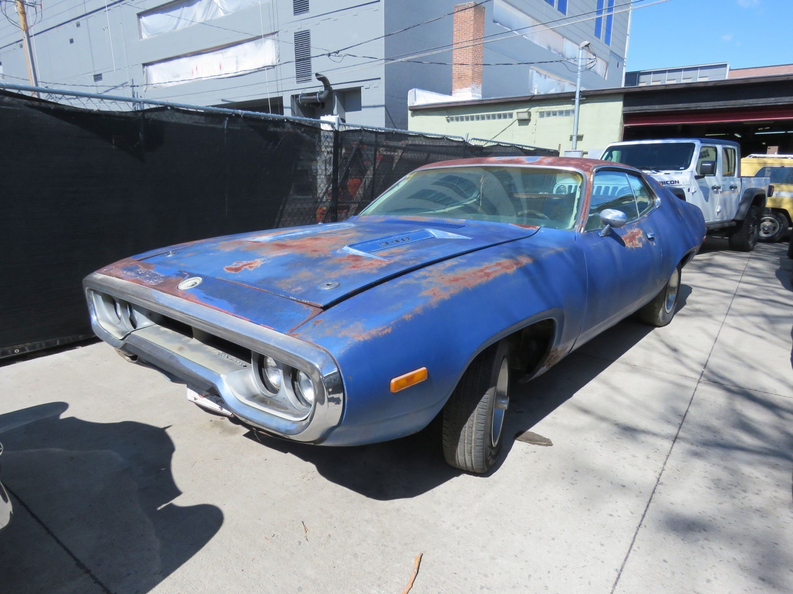 Plymouth-Road-Runner-1972-Coupe-White