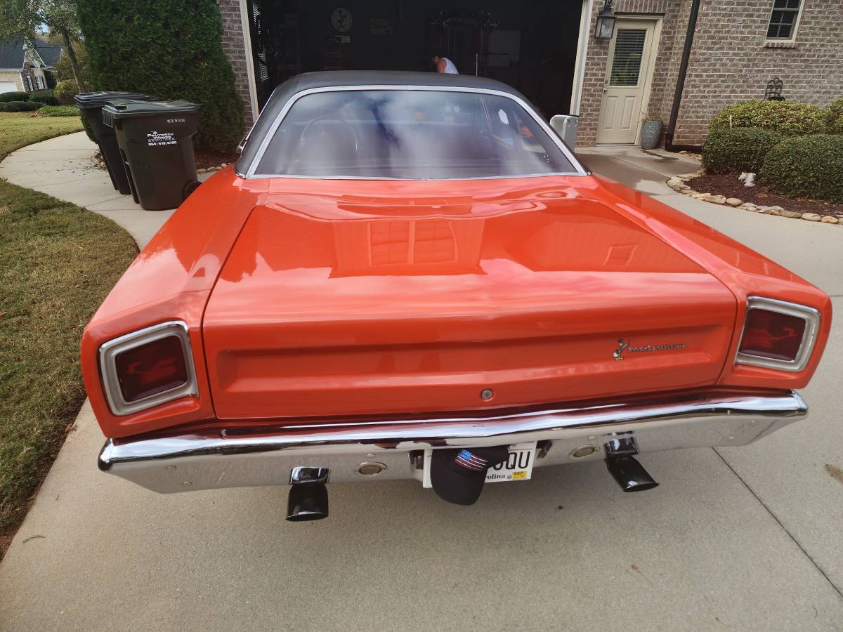 Plymouth-Road-runner-1969-Orange
