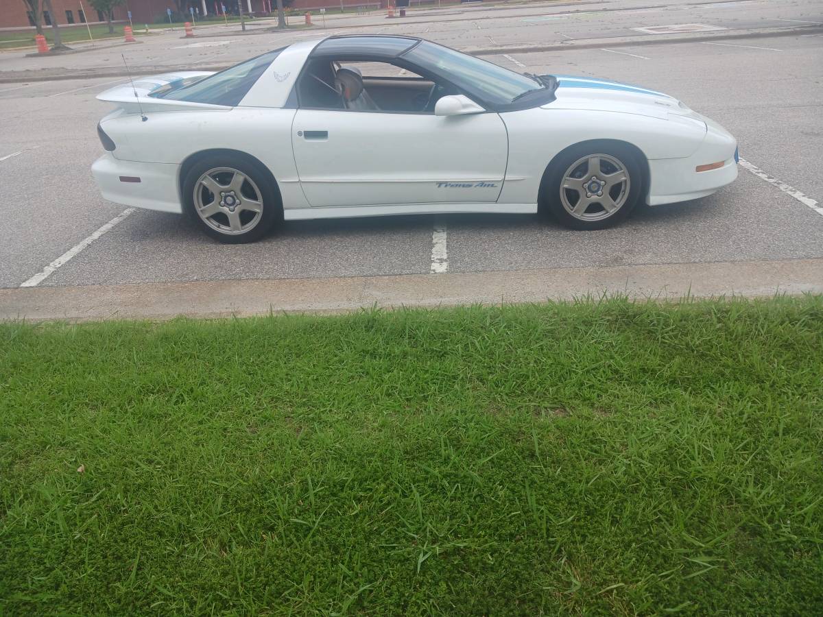 Pontiac-1995-White