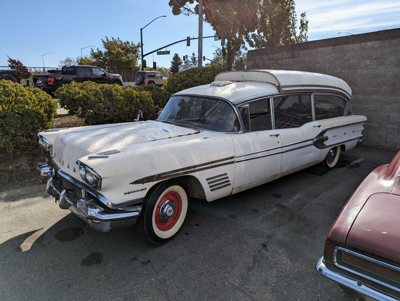 Pontiac-Bonneville-1958-Ambulance