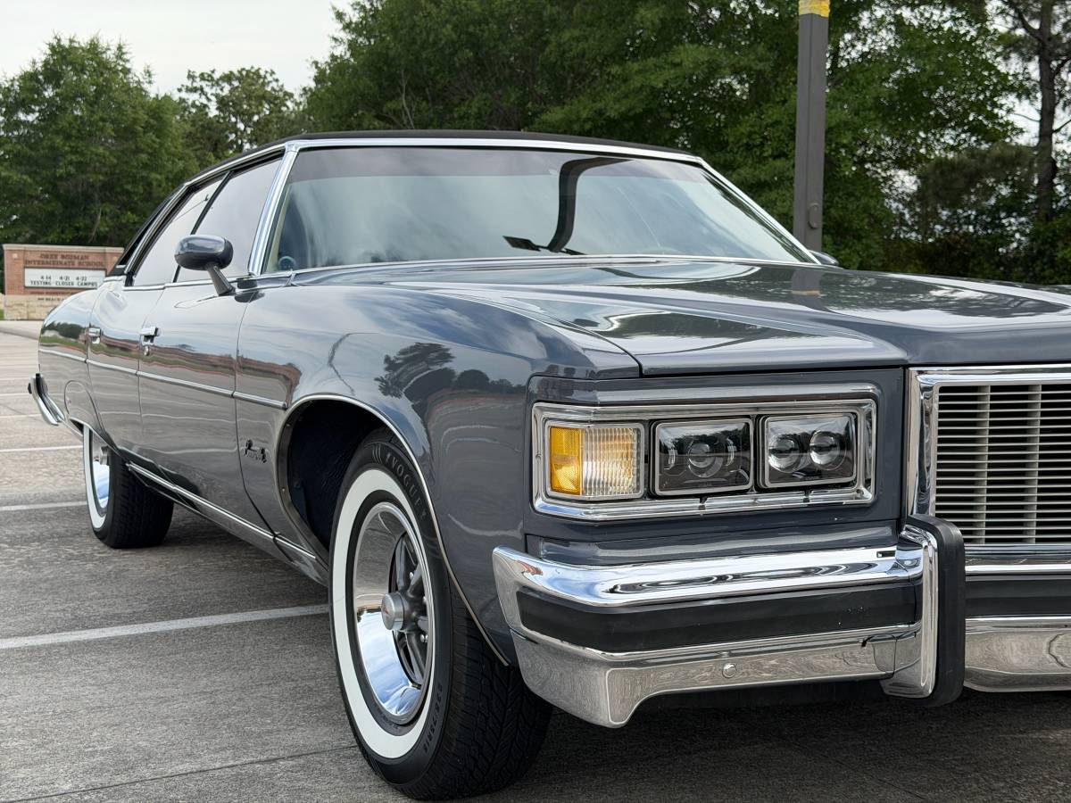 Pontiac-Bonneville-1976-Gray