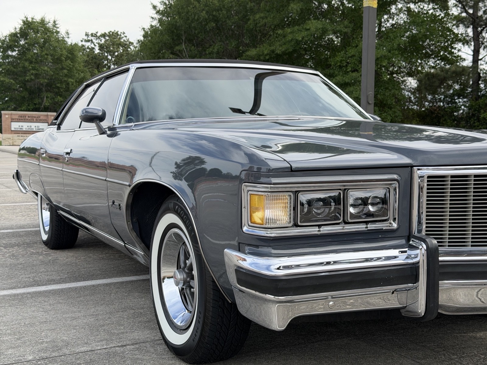 Pontiac-Bonneville-1976-Sedan