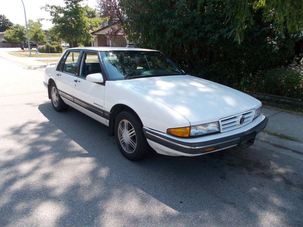 Pontiac-Bonneville-1990