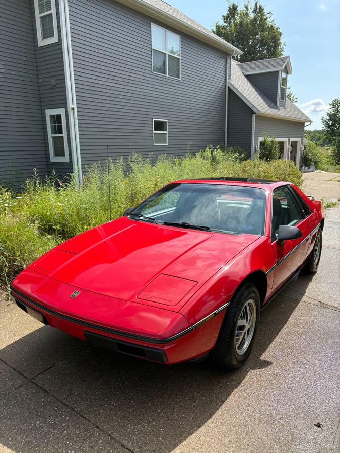 Pontiac-Fiero-1985