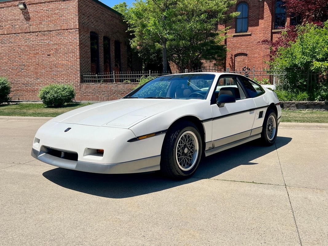 Pontiac-Fiero-1986-Coupe-Gray