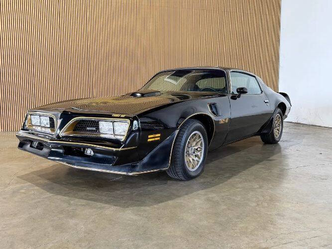 Pontiac-Firebird-1977-Black-Gold-Graphics