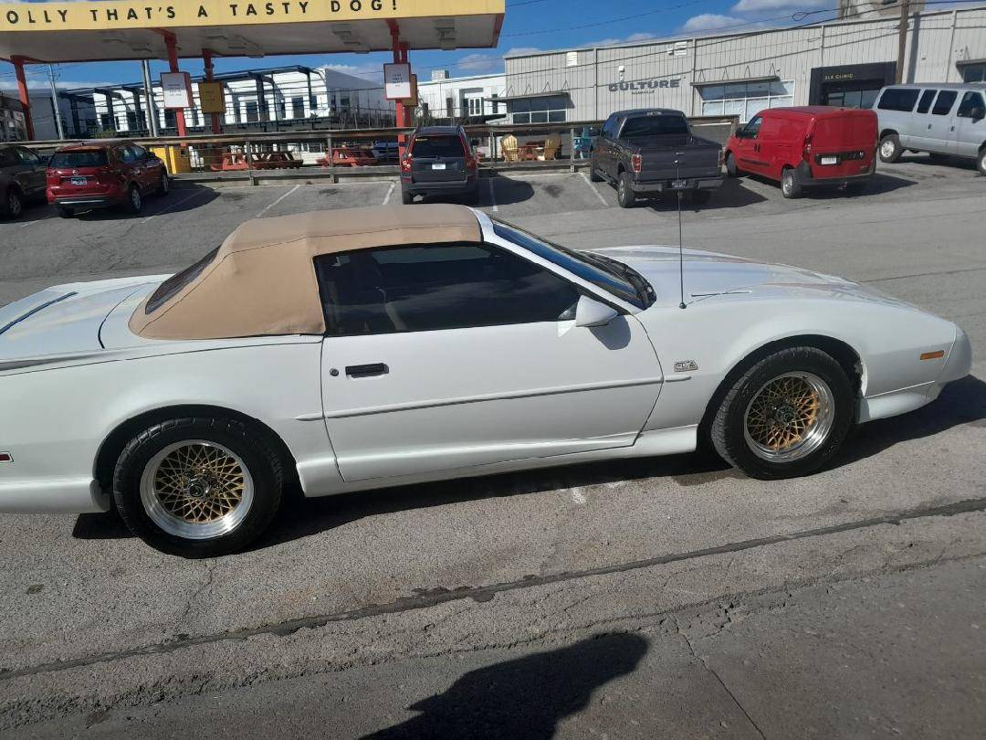 Pontiac-Firebird-trans-am-gta-1992-White