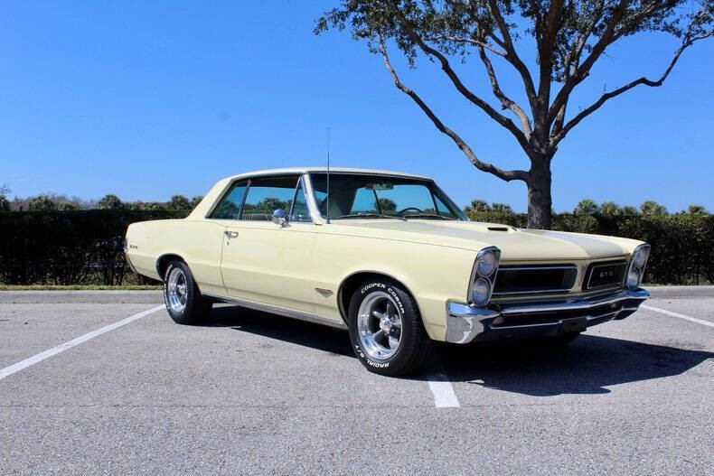 Pontiac-GTO-1965-Hatchback-Gold