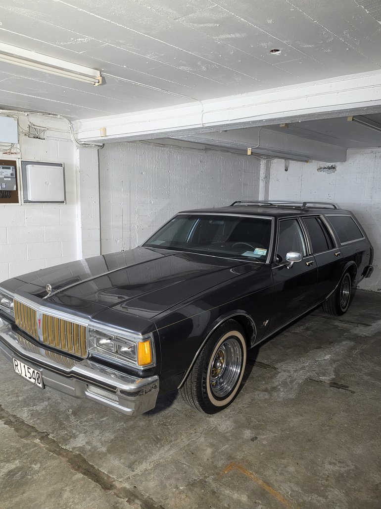 Pontiac-Parisienne-1986-Gray-Burgundy