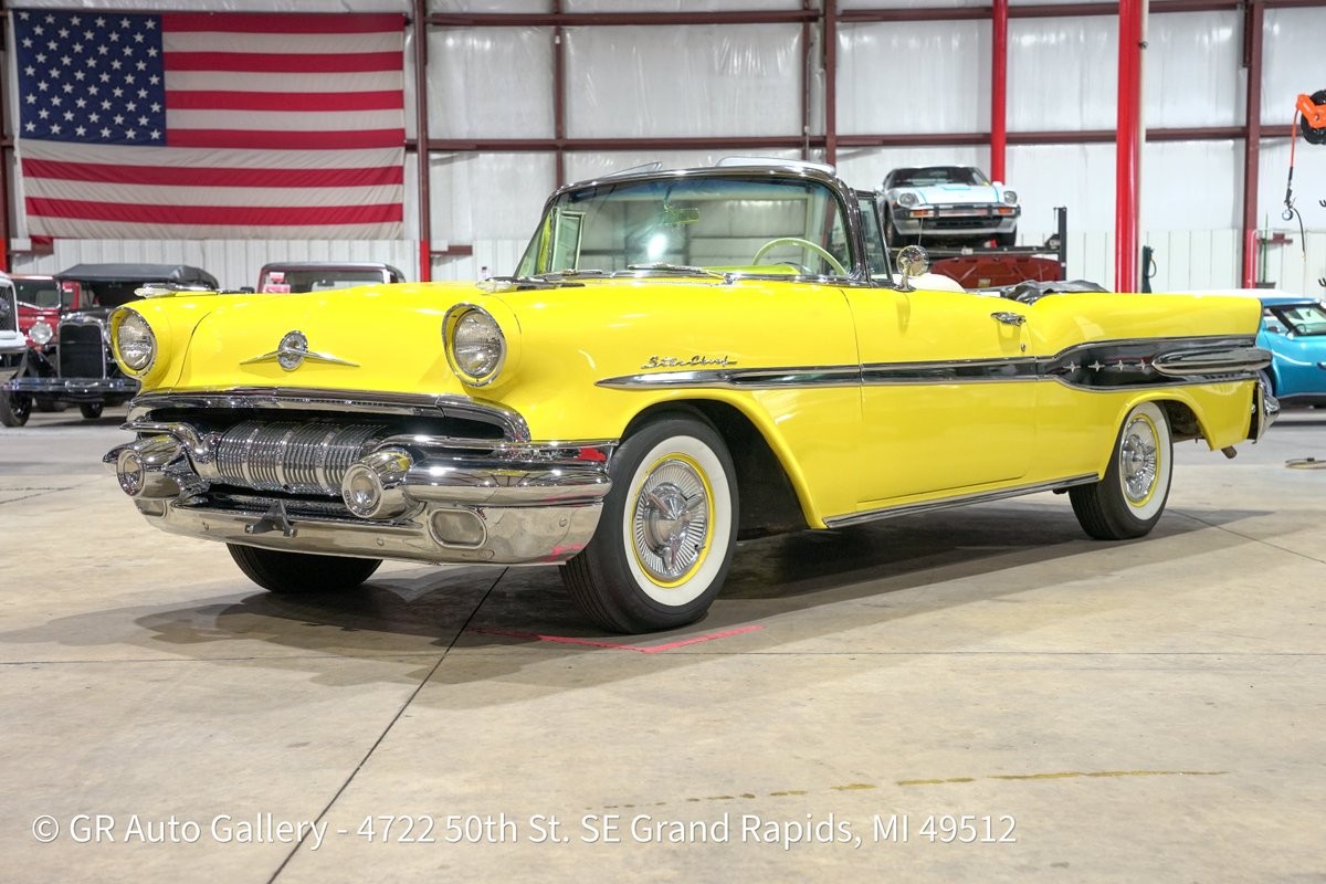 Pontiac-Star-Chief-1957-Convertible-Black-and-White