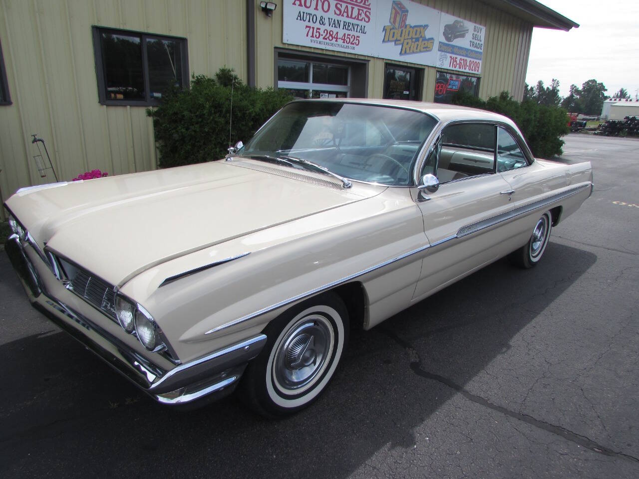 Pontiac-Ventura-1961-Beige-Tan