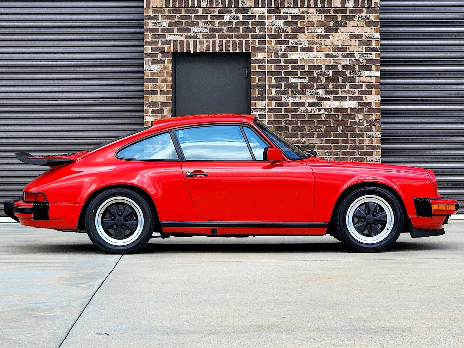 Porsche-911-1984-Coupe-Black