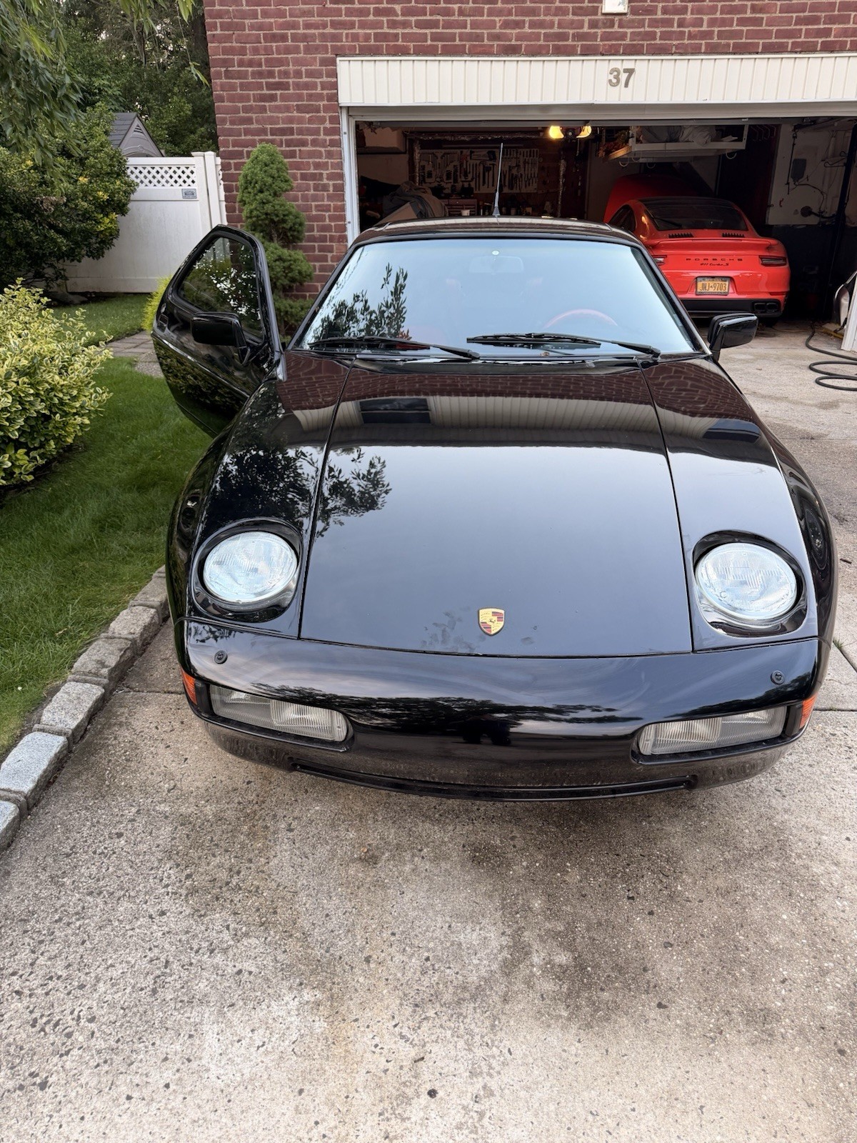 Porsche-928-1989-Coupe-blackred