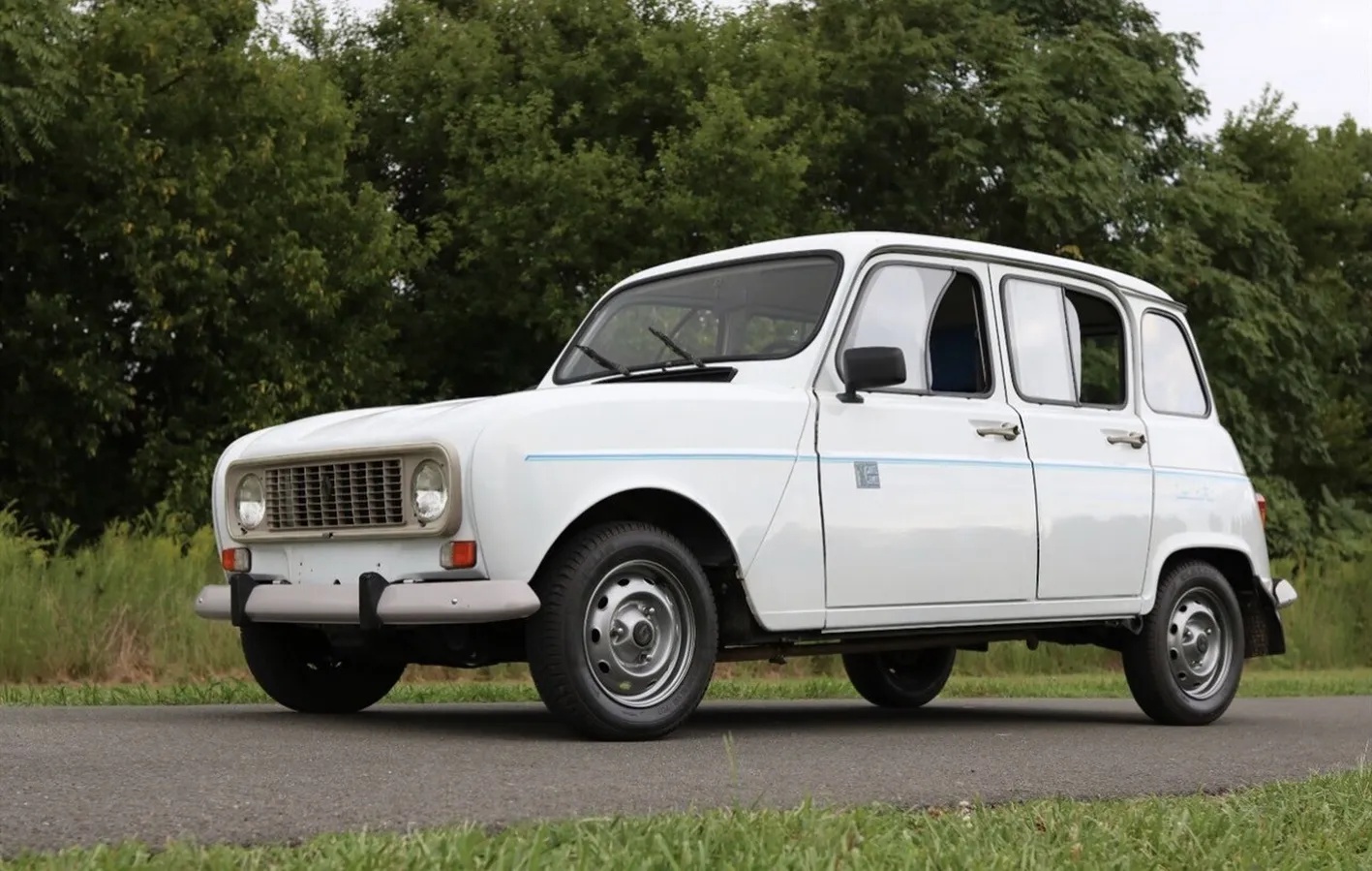 Renault-4-1986-White-Black-Blue-And-Green
