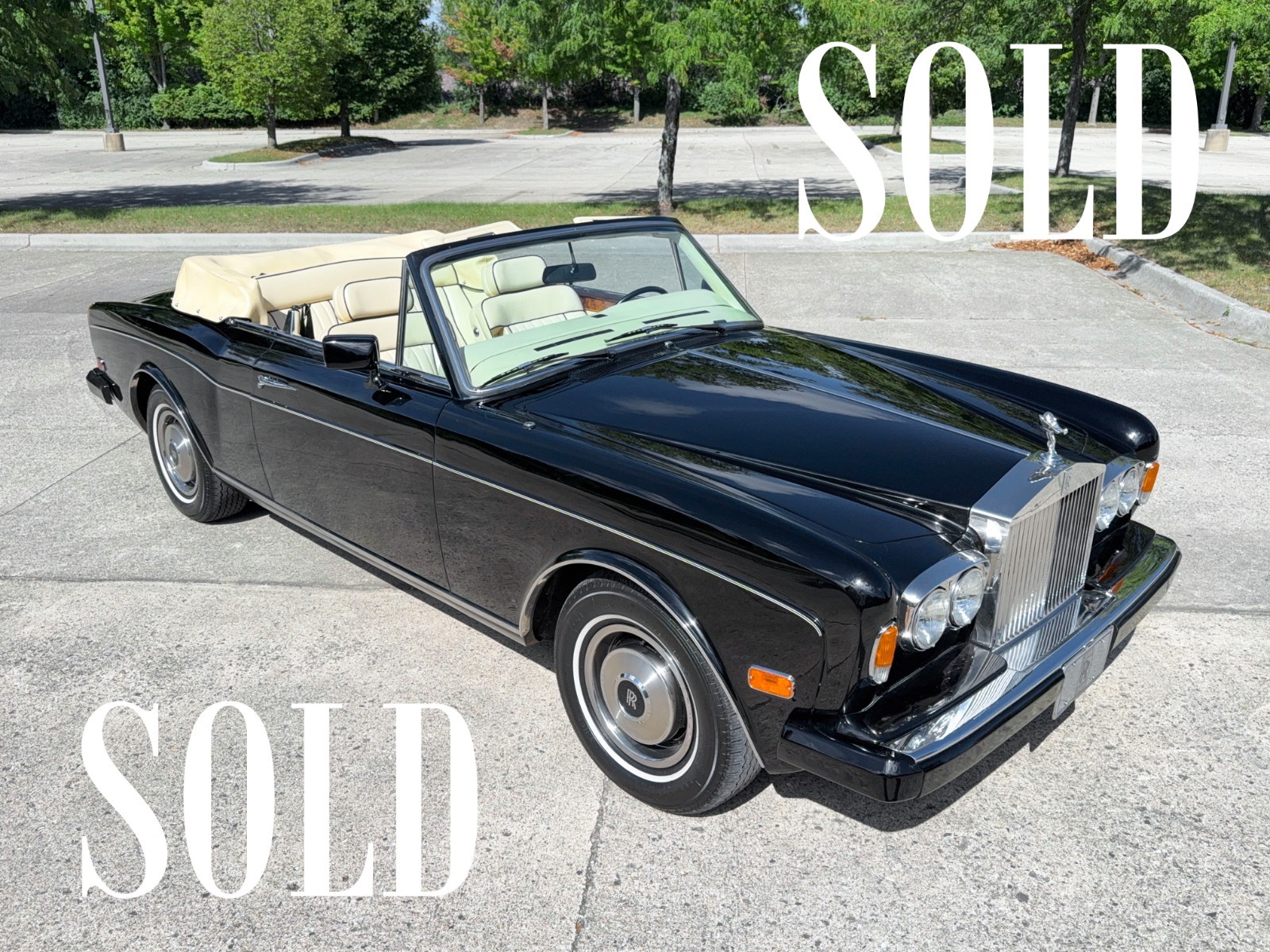 Rolls-Royce-Corniche-1985-Convertible-Cream-Connolly-hides-with-black-accents
