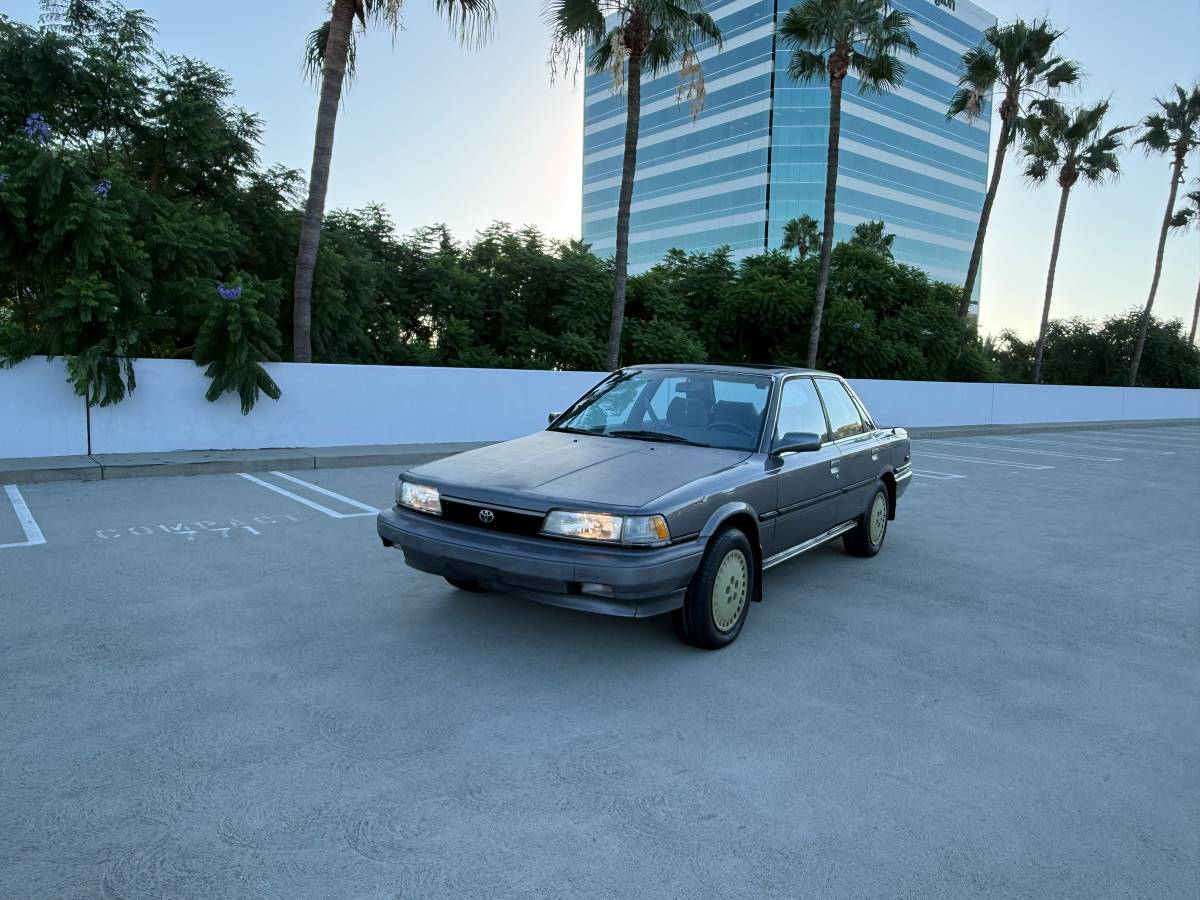 Toyota-Camry-1990-Gray