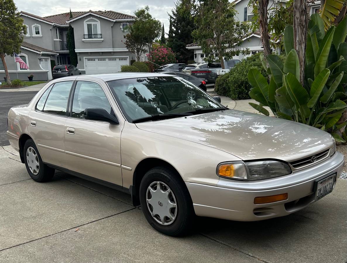 Toyota-Camry-1995-Brown