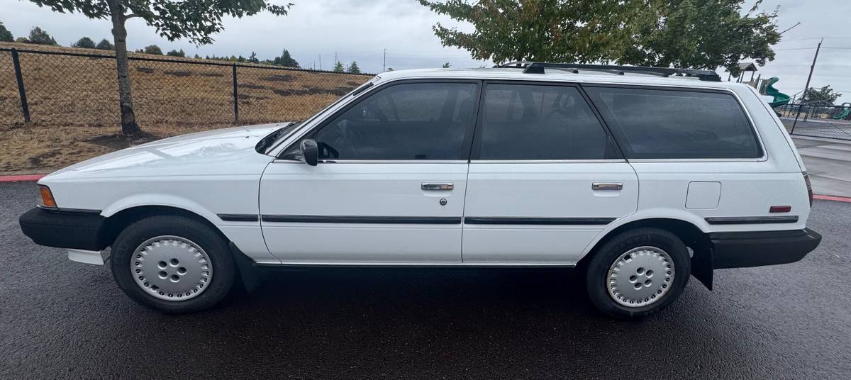 Toyota-Camry-le-station-wagon-1989-White