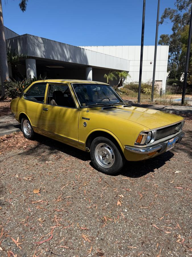 Toyota-Corolla-1972-Yellow