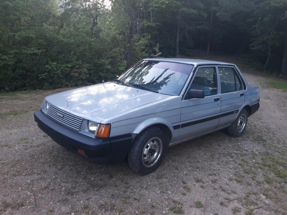Toyota-Corolla-1984-Sedan-Tan