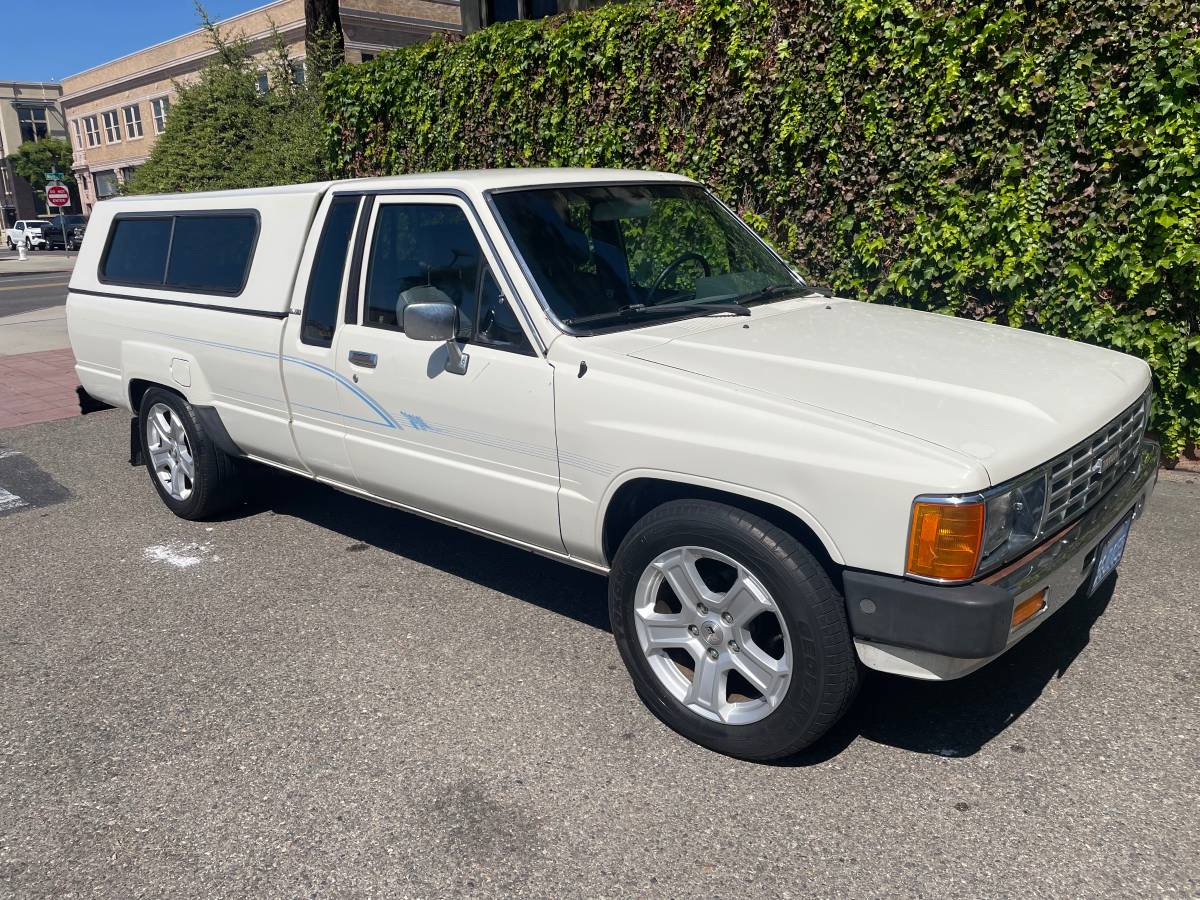 Toyota-Extra-cab-pickup-1986-White