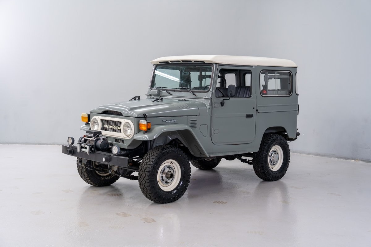 Toyota-FJ40-1976-SUV-Gray