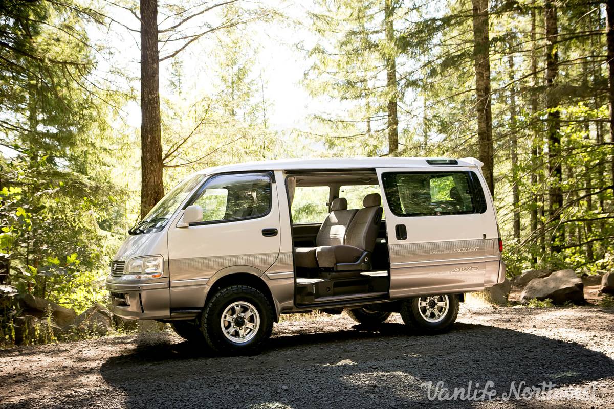 Toyota-Hiace-4wd-van-1996-Brown