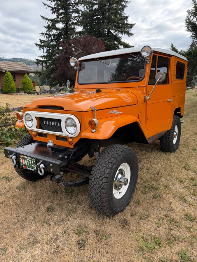 Toyota-Land-cruiser-1967-Orange
