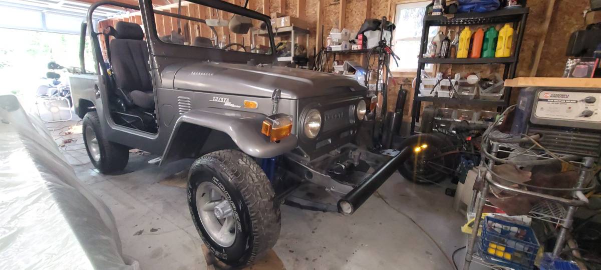 Toyota-Land-cruiser-1972-Silver