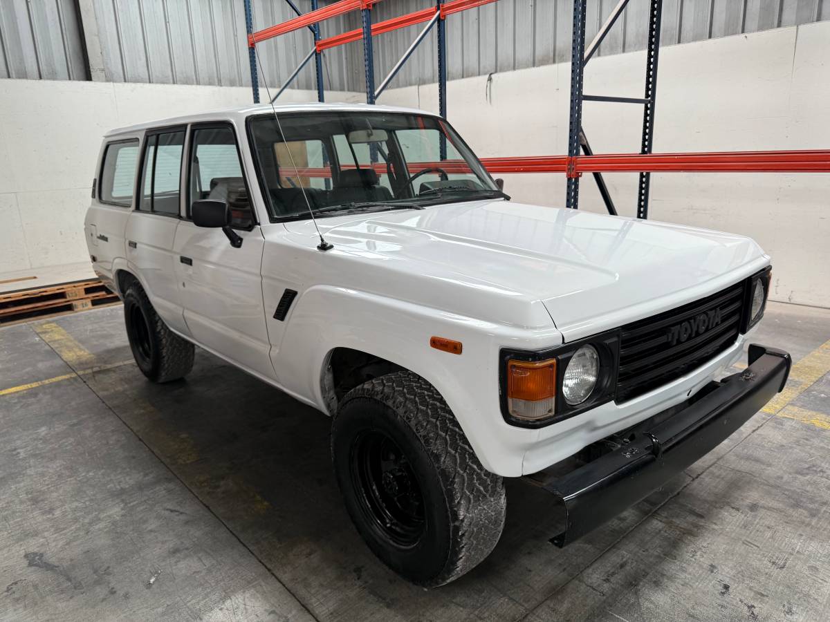 Toyota-Land-cruiser-1986-White