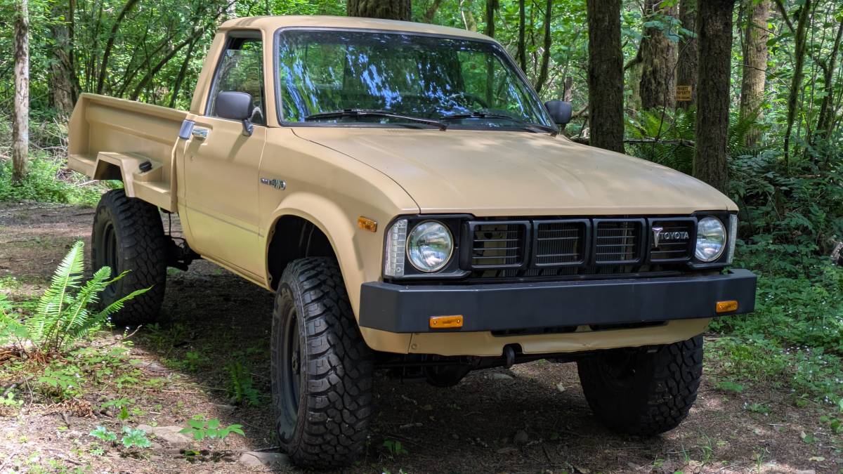 Toyota-Pickup-1981-custom