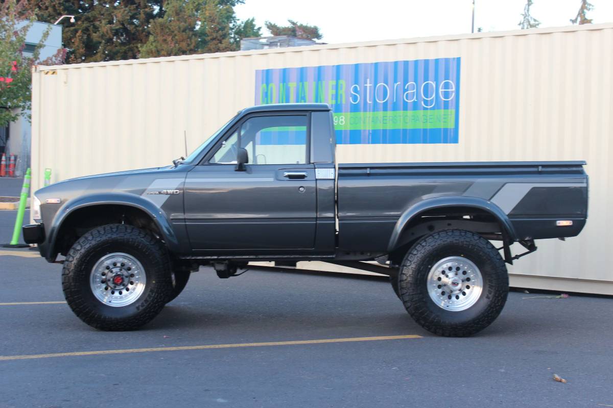 Toyota-Pickup-1982-Gray