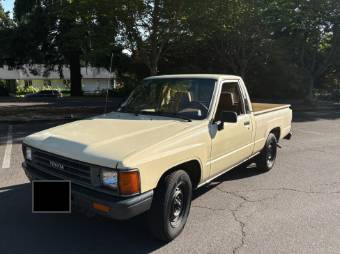 Toyota-Pickup-1986-Yellow