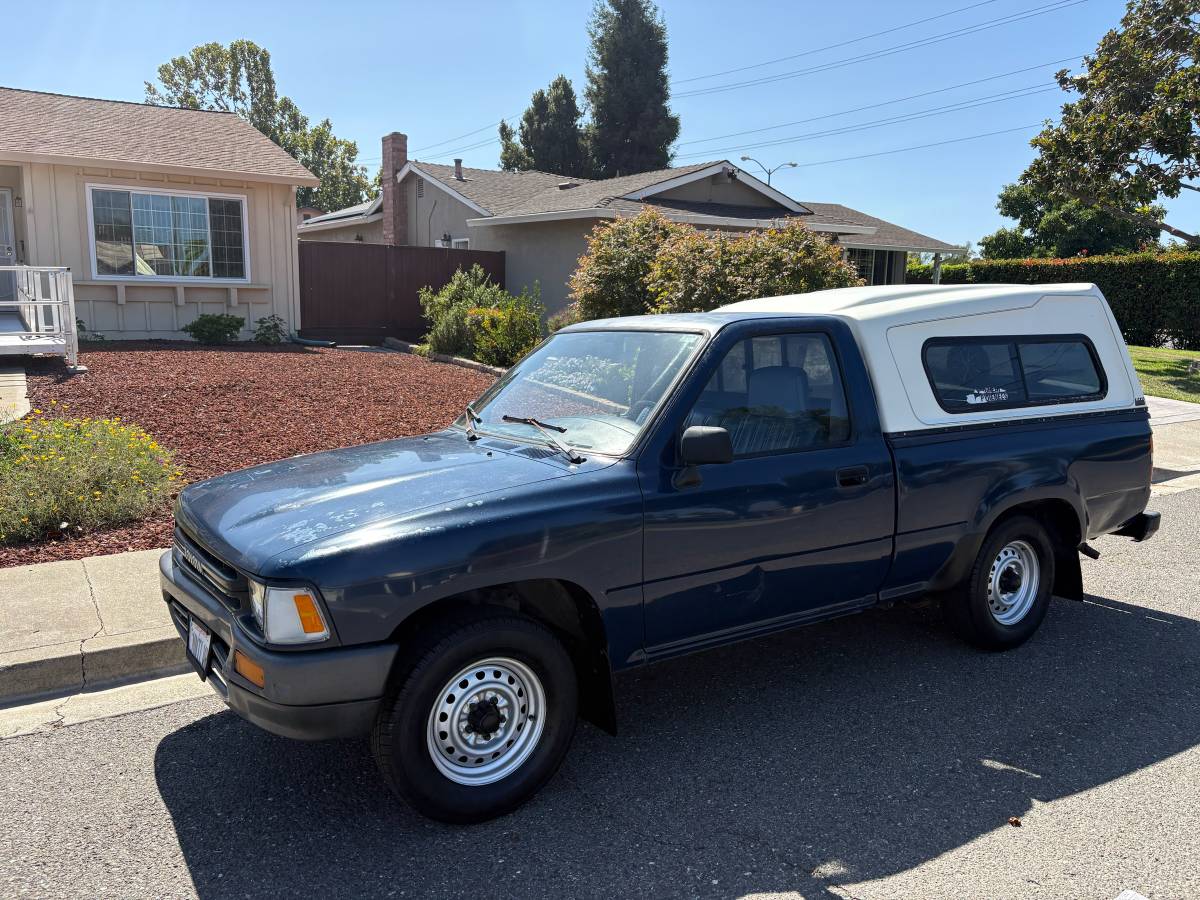 Toyota-Pickup-1990