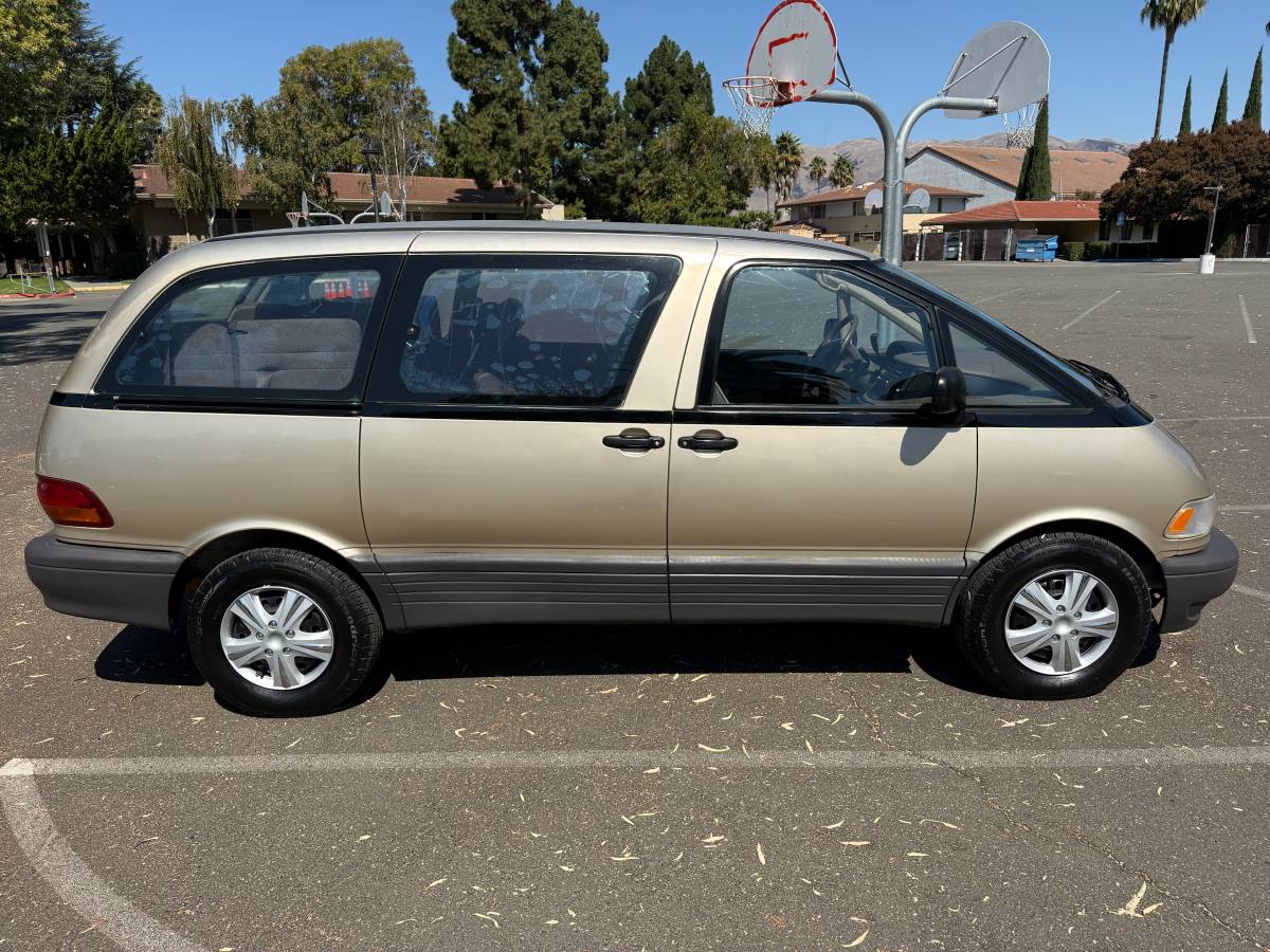 Toyota-Previa-1995-Gray
