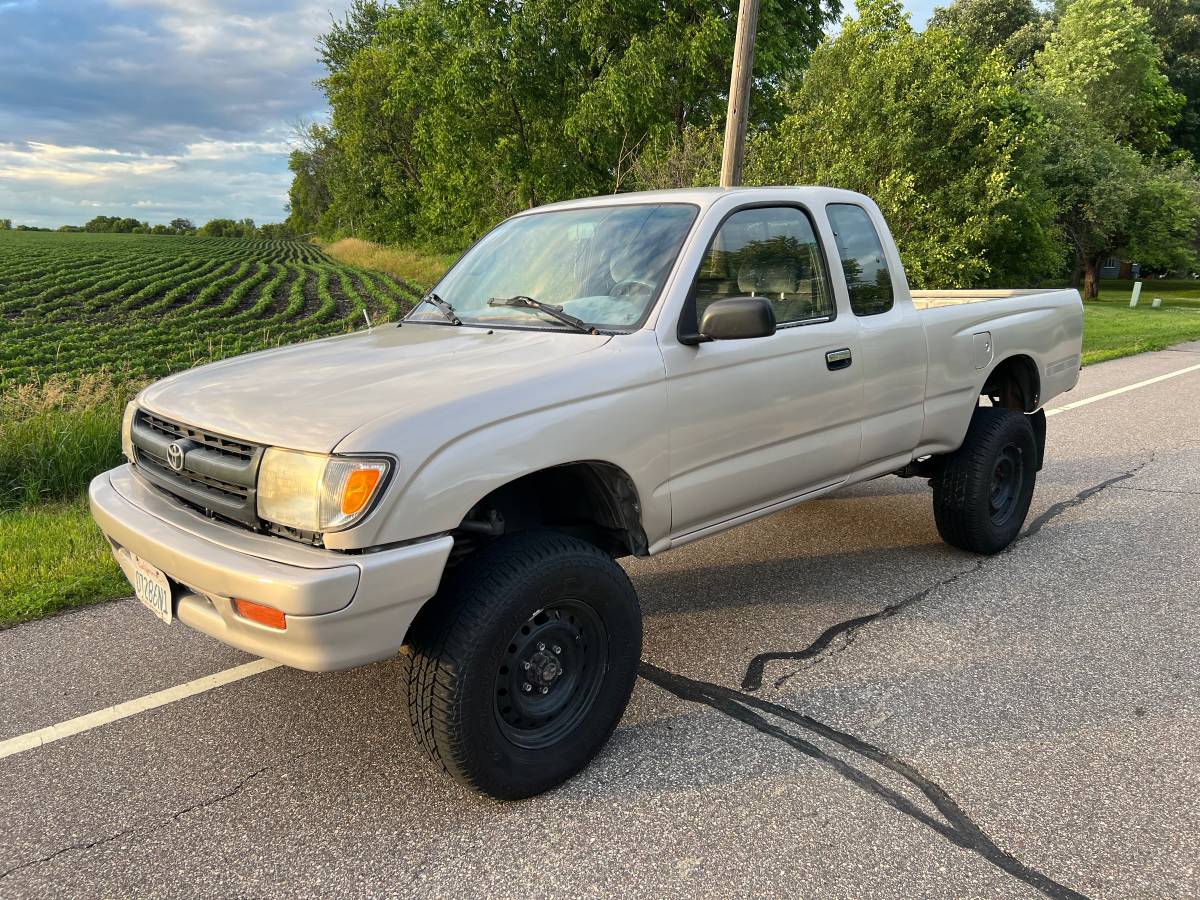 Toyota-Tacoma-deluxe-sr5-4x4-manual-transmission-1996-Gray
