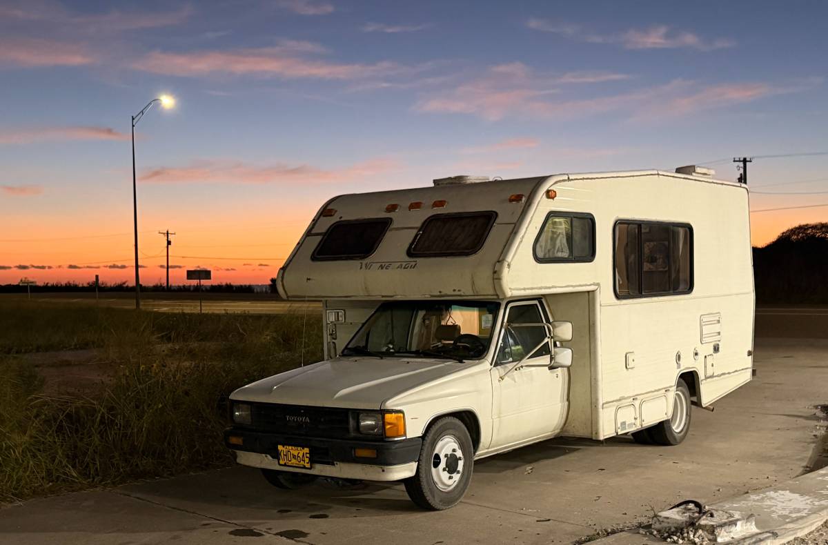 Toyota-Winnebago-1988-White