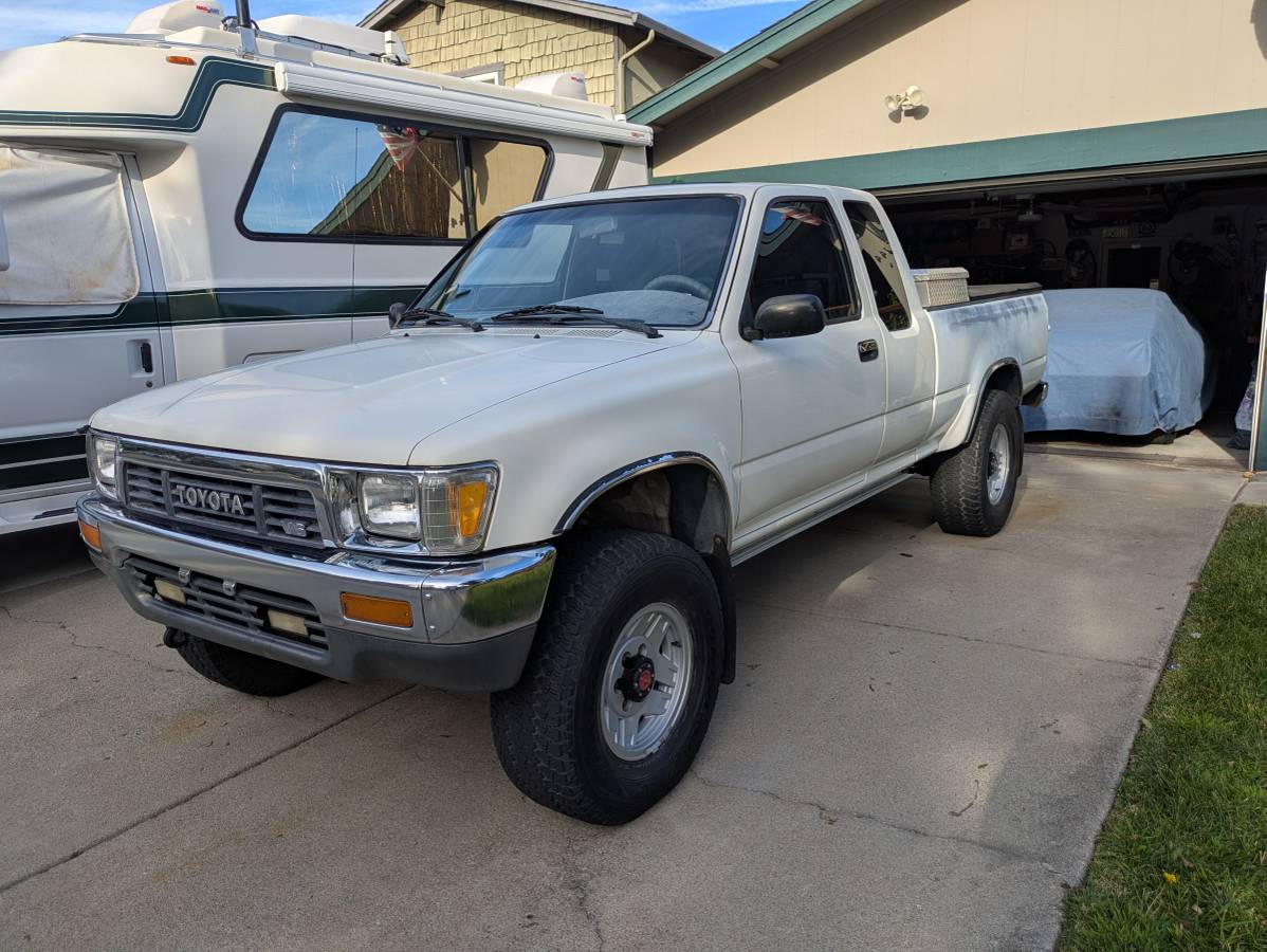 Toyota-Xtra-cab-deluxe-1989-White