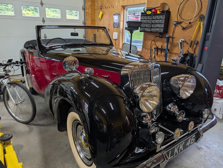 Triumph-Roadster-1949-Black-And-Maroon-Red