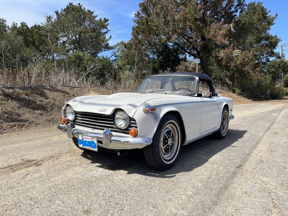 Triumph-Tr-250-1968-White