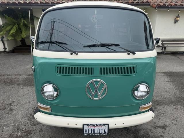 Volkswagen-Bay-window-bus-1971-Green