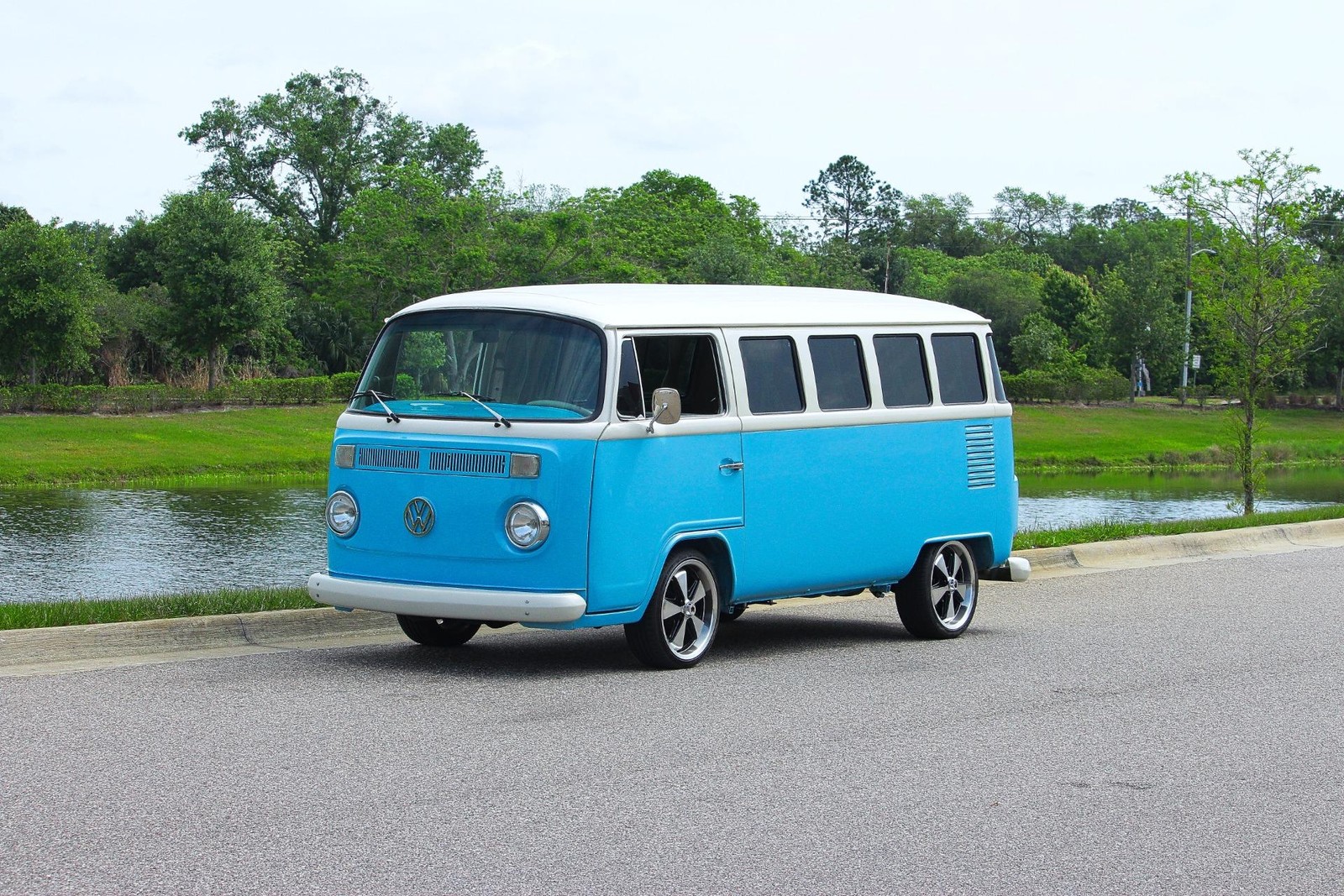 Volkswagen-Bus-1995-Bus-Tan