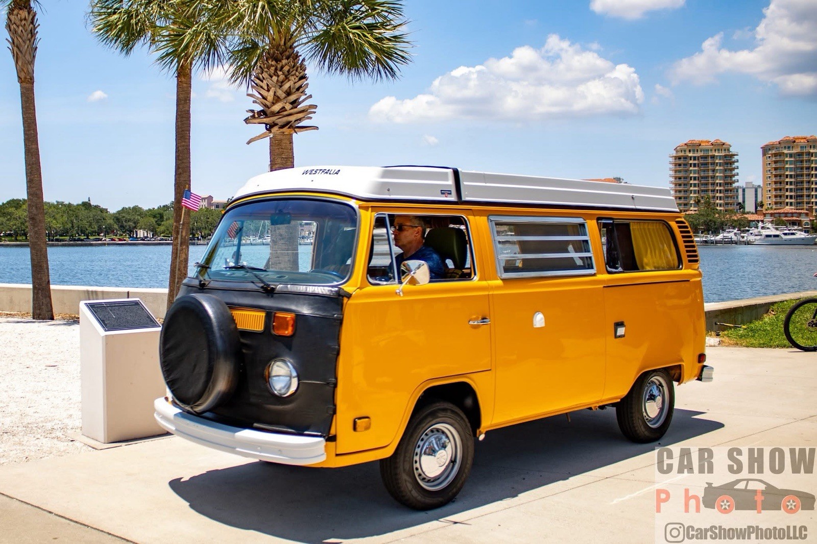Volkswagen-BusVanagon-1976-Van-Camper-Green