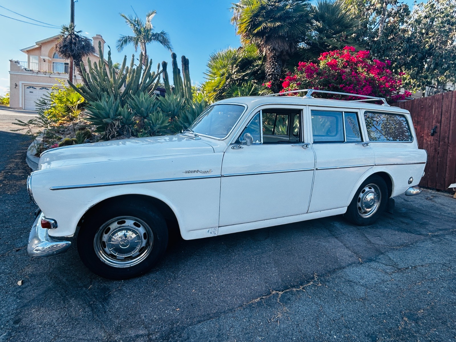 Volvo-122s-1965-Wagon-Red