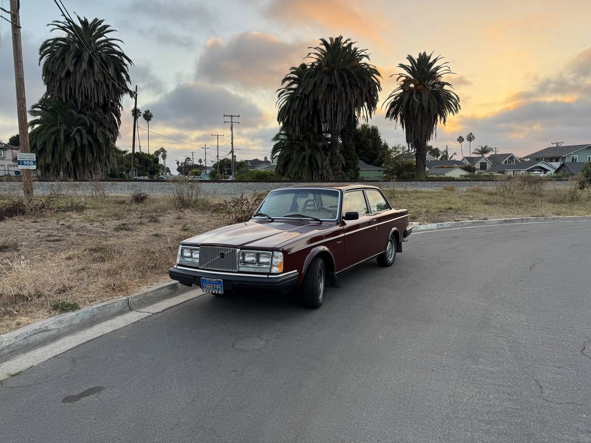 Volvo-240-1982-Red