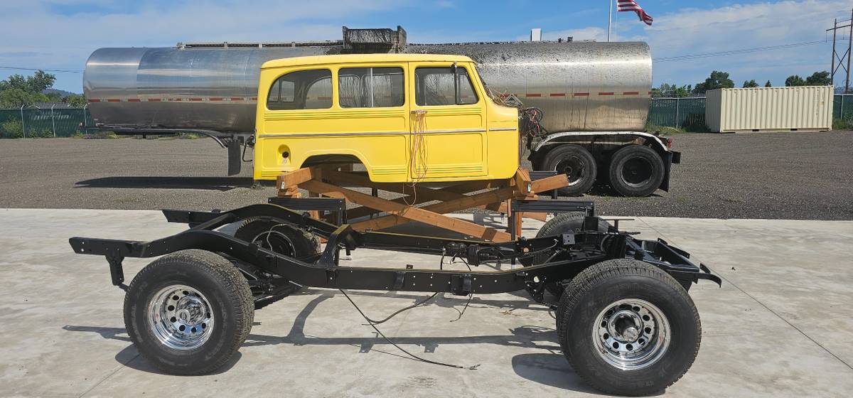 Willys-Station-wagon-1959-Yellow
